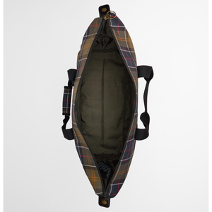 Tilavaan laukkuun mahtuu paljon tavaraa ja siinä on suljettava vetoketju.