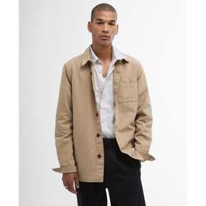 Miehellä on päällään Barbour Washed Overshirt paitatakki. Paitatakissa on rintatasku.