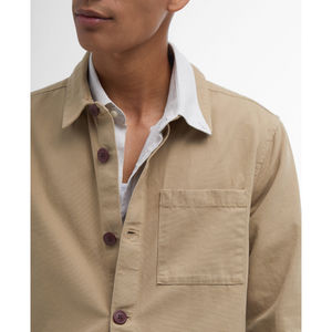 Lähikuvassa Barbour Washed Overshirt paitatakki. Takissa on ruskeat napit.