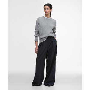 Barbour Woodhouse -neuleessa on pyöreä pääntie ja pelkistetty muotoilu.