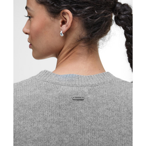 Barbour Woodhouse -villaneuleen niskaan on ommeltu pieni metallinen logolaatta.