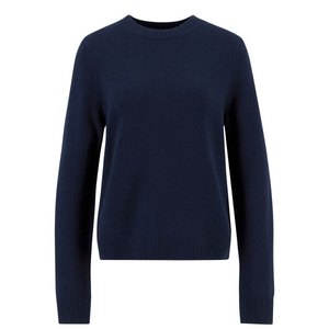 Tässä neulepaidassa on pelkistetty muotoilu ja klassinen pyöreä pääntie.