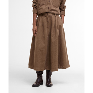 Hameessa on kaksi etulaskosta ja leveä, naisellinen helma.