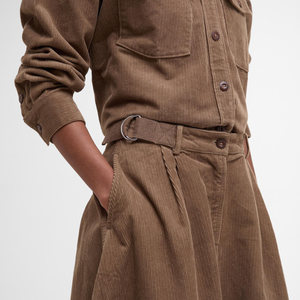 Tässä midi-mittaisessa vakosamettihameessa on vyötäröllä säädettävät nauhat ja D-renkaat.