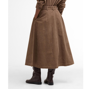 Kuvassa naisella on ruskea Yasmin vakosamettihame.