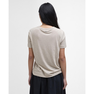 Takaapäin kuvattuna Barbour Ava Top naisten t-paita. Paidassa on takana pieni Barbour merkki.