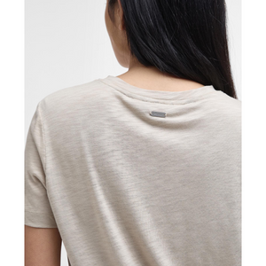 Lähikuvassa takaapäin kuvattuna Barbour Ava Top naisten t-paita. Paita on väriltään vaalean beige ja taakse on ommeltu pieni Barbour merkki.