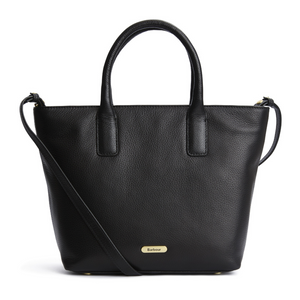 Kuvassa on musta Barbourin Tote -mallinen nahkalaukku.