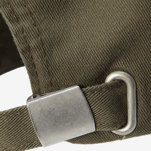 Lippiksen takana on metallinen säätösolki.