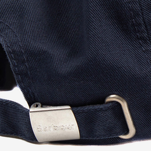 Lippiksen takaosassa olevaan säätösolkeen on stanssattu Barbour -teksti.