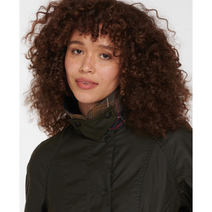 Kaulukset voi nostaa pystyyn ja kiinnittää neppareilla suojaamaan niskaa ja kaulaa viimalta.