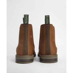 Kuvassa Barbour Farsley Chelsea Boots kengät. Kengissä on lenkit joiden avulla kengät saavat laitettua helposti jalkaan.