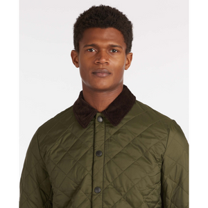 Takin kangas hylkii tuulta ja vettä ja siinä on untuvatyylinen, synteettinen eriste.