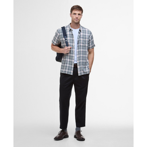Kuvassa näkyy miehen päällä Barbour Midfield Tartan Summerfit paita. Paidassa on valkoiset napit.
