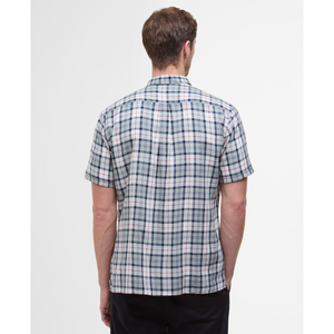 Takaapäin kuvattuna Barbour Midfield Tartan Summerfit kauluspaita. Paidassa on ruutukuosi. Värejä paidassa on sininen, beige, valkoinen ja vaaleanvihreä.