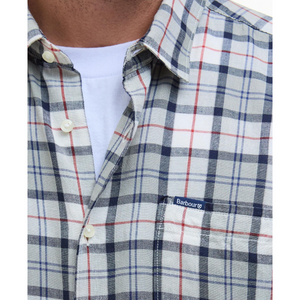 Kuvassa Barbour Midfield Tartan Summerfit kauluspaita. Paidassa on rintatasku.