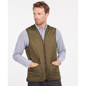 Edessä on kaksi etutaskua joista toiseen on brodeerattu Barbour -logo.