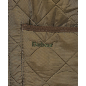 Toiseen etutaskuun on brodeerattu Barbour -logo.