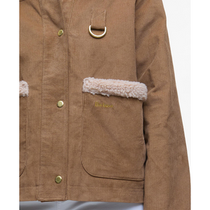 Kuvassa olevassa Barbour Tabitha Casual -takissa on teddyfleecekoristeet etutaskuissa.