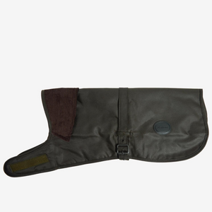 Kuvassa on Barbourin klassisen tyylikäs vihreä vahakangastakki koirille.