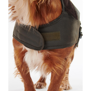 Takissa on edessä kätevä tarrakiinnitys.