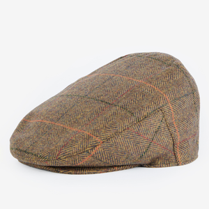 Kuvassa on klassinen, brittihenkinen flat cap joka on valmistettu kalanruotokuvioisesta Tweed-kankaasta.