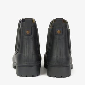 Saappaiden takaosassa on metalliset koristenapit sekä vetolenkki joka helpottaa pukemista.