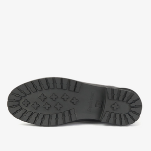 Saappaiden pohjassa on karkea kuviointi.