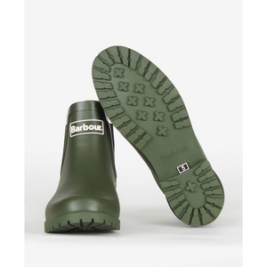 Pohjassa on karkea kuviointi ja saappaan etuosassa on valkoisella Barbourin logoteksti.