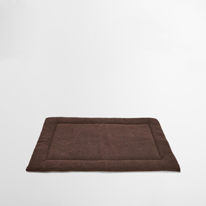 Kuvassa näkyy maton ruskea pörröfleecepinta.