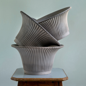 Daisy ruukun muotoilu on veistoksellisen kaunis.