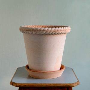 Tämä köysikuviolla koristeltu ruukku on valmistettu käsityönä Toscanassa.