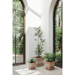 Gaia- ruukkujen yksinkertainen muotoilu sopii sekä moderniin, että rustiikkiseen sisustukseen.