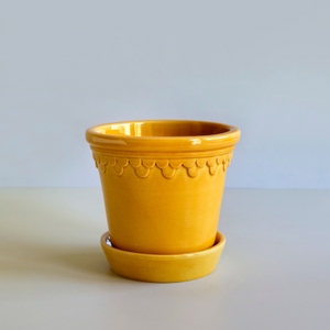 Tässä Kobenhavner ruukussa on kaunis, kiiltävä, kirkkaankeltainen lasitus.