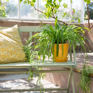 Keltainen Kobenhavner ruukku tuo auringon pilviseenkin päivään.