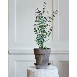 Simona ruukun kaunis pystykuviointi saa ruukun näyttämään sirolta.