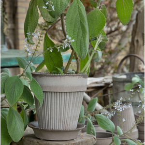 Simona ruukun yläosassa on helminauhamainen koristelu.