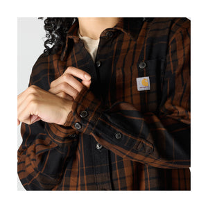 Paidassa on napeilla säädettävät hihansuut.