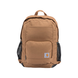 Kuvassa on Carhartt 23 L Single Compartment Backpack reppu joka on väriltään ruskea. Repussa on yksi iso tasku ja yksi pienempi sekä sivuilla verkkomateriaalista valmistetut juomapullon pidikkeet.