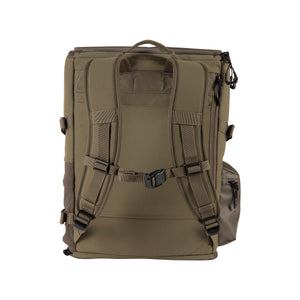 Kuvassa näkyy Carhartt 35 L Nylon Workday reppu. Repussa on olkaimissa kiristys mahdollisuus.