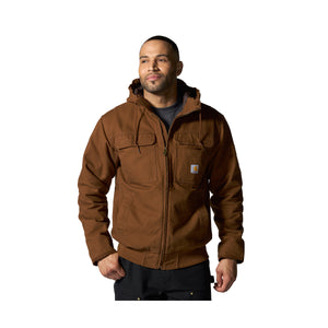 Kuvassa miehen päällä on monikäyttöinen Carhartt Bartlett Active Jacket punaruskeana.