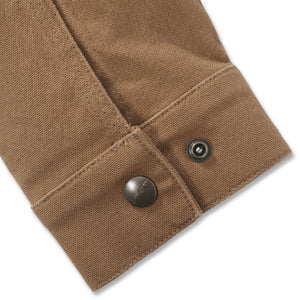 Lähikuvassa Carhartt Berwick Rugged Flex Duck takin hiha. Hihaa saa kiristettyä kireämmälle napilla.