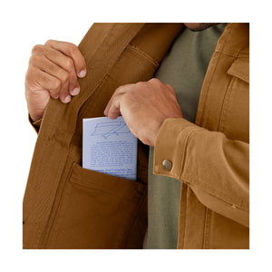 Lähikuvassa Carhartt Berwick Rugged Flex Duck Jacket. Takissa on sisällä tasku mihin saa esimerkiksi laitettua pienen vihkon tai vaikka puhelimen.