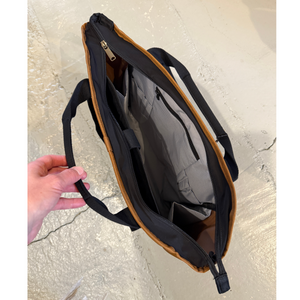 Kuvassa on Carhartt Classic Laptop Tote läppärilaukku jonka taskun voi sulkea vetoketjulla.