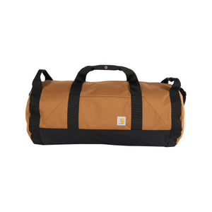 Kuvassa on Carhartt Classic Round Duffel laukku joka on väriltään ruskea ja siinä on pieni Carhartt logo.