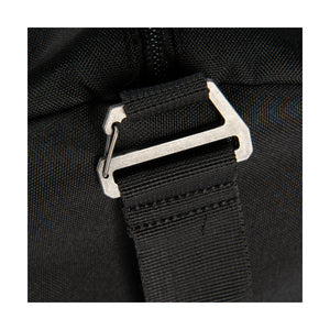 Lähikuvassa Carhartt Classic Round Duffel laukun kantohihna kiinnitys koukku jonka voi tarvittaessa irroittaa.