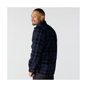 Kuvassa miehellä on päällä Carhartt Flannel Sherpa Lined paitatakki väreinä paitatakissa on sininen ja musta.