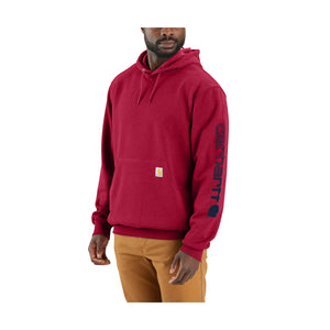 Miehen päällä on klassinen Carhartt K288 huppari näyttävässä punaisessa värissä.