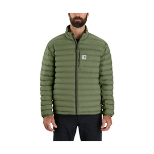 Kuvassa on miehellä vihereä Carhartt LWD Relaxed Fit Insulated takki jossa on rinnassa Carhartt logo.