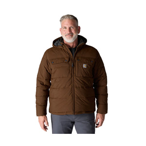 Kuvassa miehen päällä on lämmin Carhartt Montana Loose Fit Insulated talvitakki värissä Red Duck.